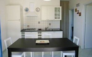 Refrigerador, microondas, parrilla de estufa y tostadora
