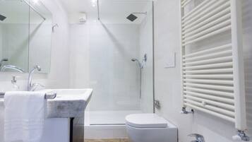 Combinazione doccia/vasca, asciugacapelli, bidet, asciugamani