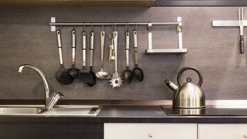 Réfrigérateur, micro-ondes, plaque de cuisson, lave-vaisselle