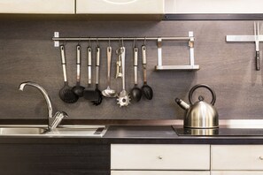 Réfrigérateur, micro-ondes, plaque de cuisson, lave-vaisselle