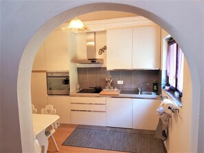 Kühlschrank, Ofen, Herdplatte, Geschirrspüler