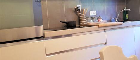 Réfrigérateur, un four, surface de cuisson, lave-vaisselle