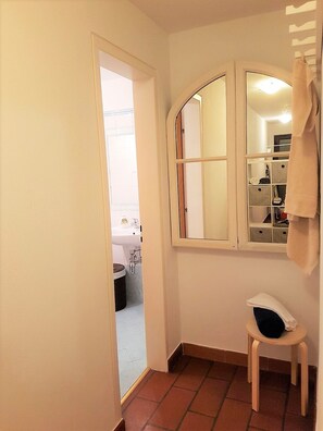 Bathtub, hair dryer, towels, toilet paper