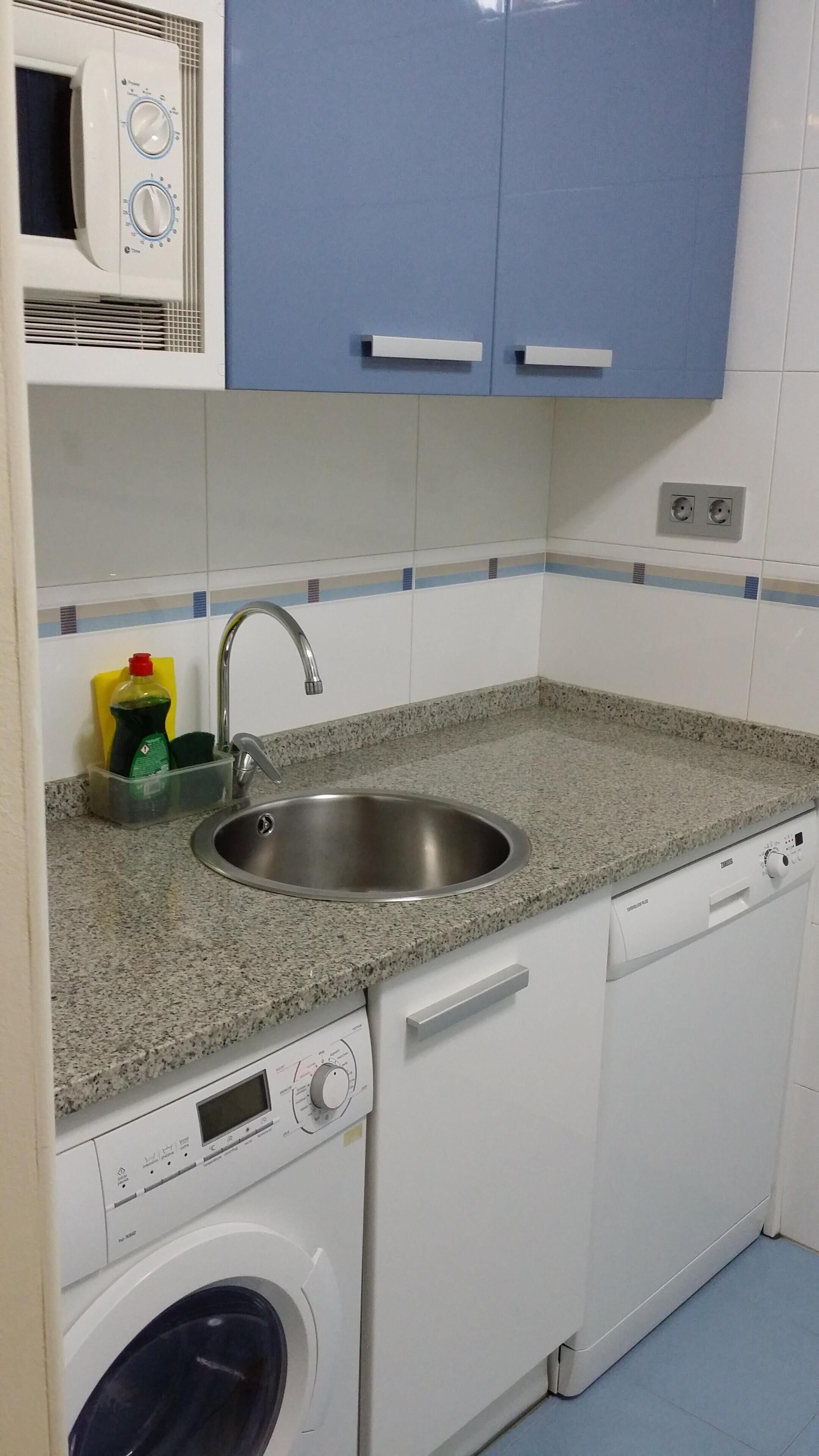 Refrigerador, microondas, parrilla de estufa y lavavajillas 