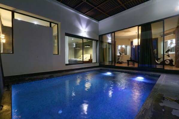 Utomhuspool, parasoller och solstolar