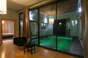 Outdoor pool, pool umbrellas, sun loungers - Villa Alexandriaa (Marrakech)