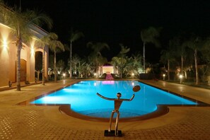 Utomhuspool, parasoller och solstolar