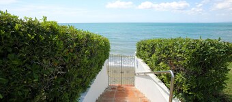 Luxury Townhouse, Beachfront,  Stunning Sea View, Large Pool, Sleeps 5!