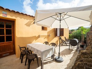 Outdoor dining - Holiday Home in Icod with Stunning Beach Views (Icod de los Vinos)