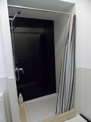 Douche, sèche-cheveux, serviettes fournies, savon