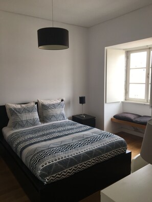 1 chambre, bureau, fer et planche Ă repasser, lit parapluie