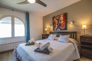 8 bedrooms, iron/ironing board, free WiFi, bed sheets