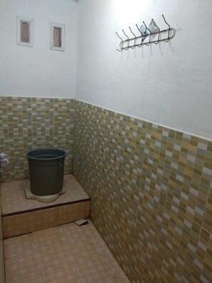 Habitación económica doble | Baño | Ducha, artículos de higiene personal gratuitos y toallas
