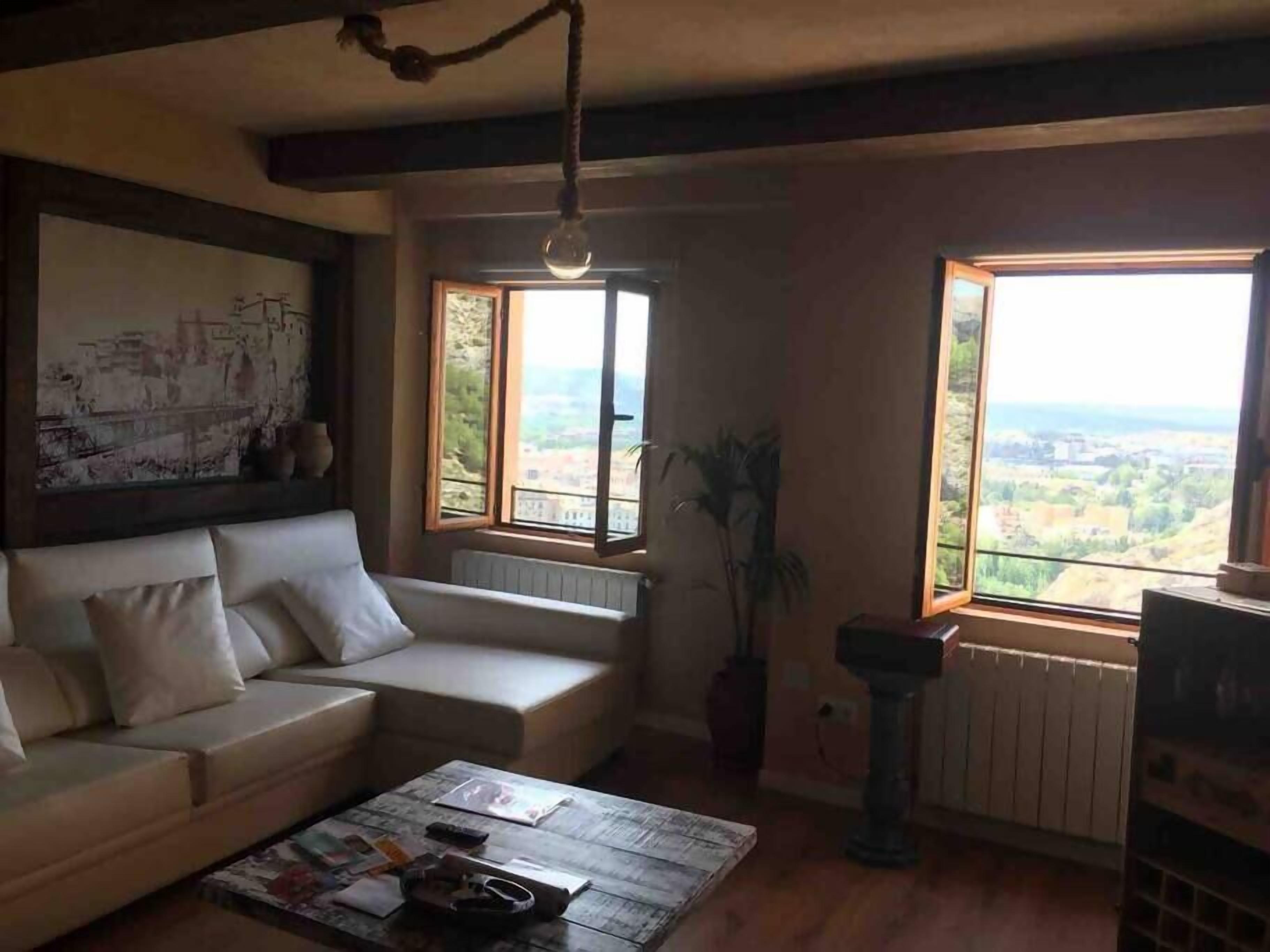 Een televisie, een open haard en boeken