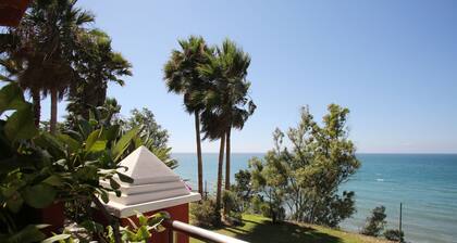 Luxury front line 2 bedroom apartment with magnificent seaviews