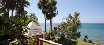 Luxury front line 2 bedroom apartment with magnificent seaviews