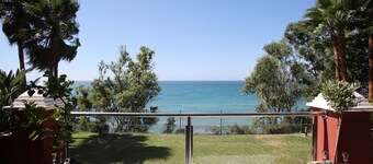 Luxury front line 2 bedroom apartment with magnificent seaviews