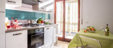 Frigorífico, microondas, horno y placa de cocina