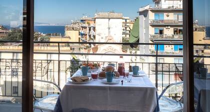 Mukava ja aurinkoinen huoneisto sijaitsee Sorrentin pääkadulla