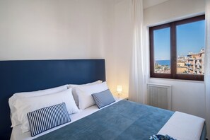 4 bedrooms, desk, iron/ironing board, travel cot - Nice and sunny apartment located on the main street of Sorrento (Sorrento)
