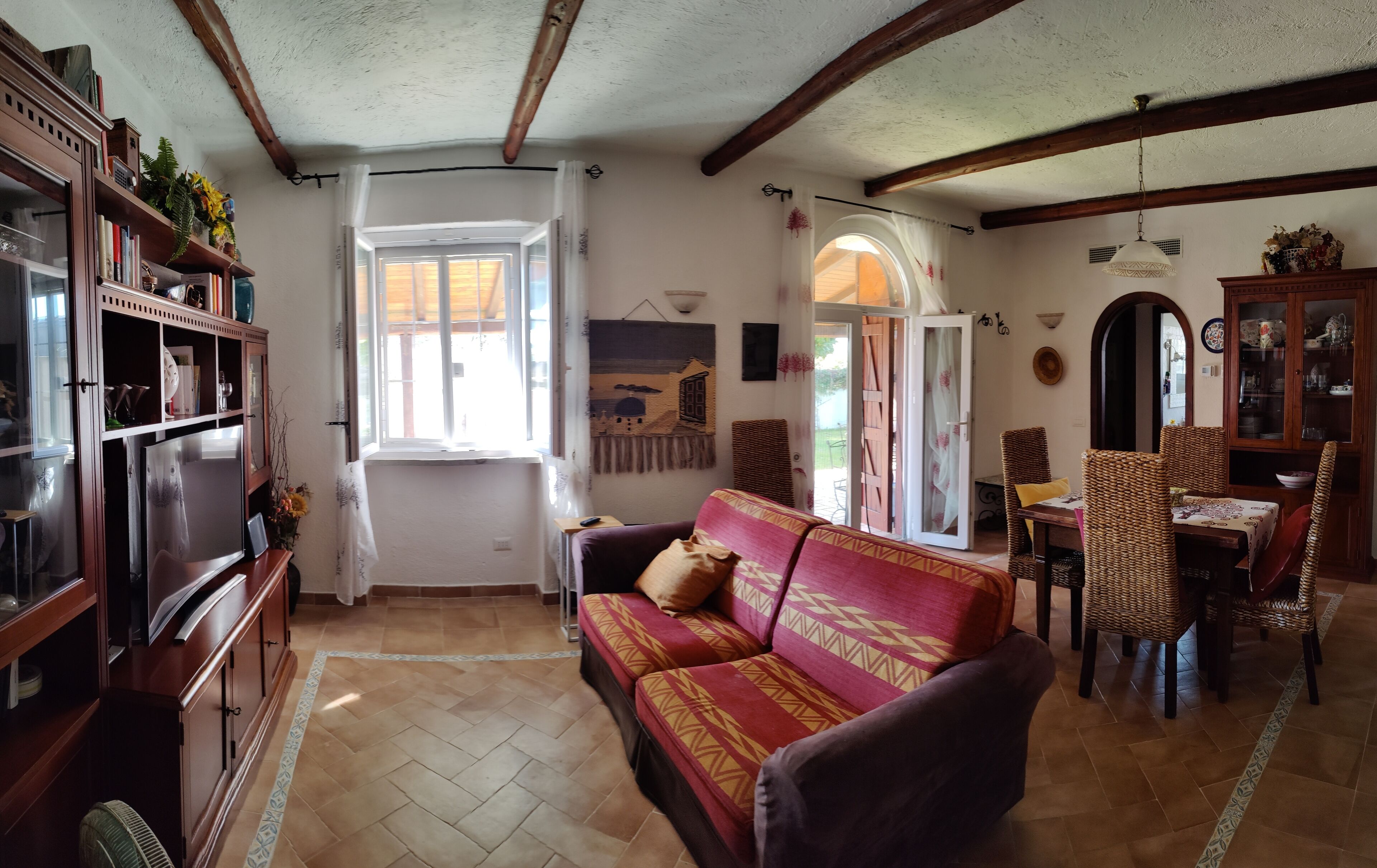 Smart TV, caminetto, lettore DVD, libri