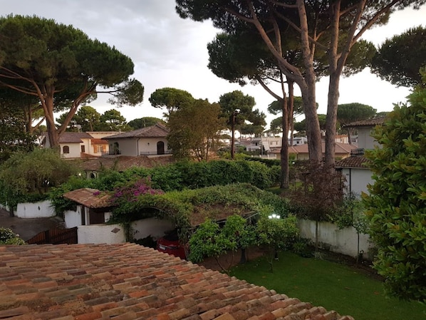 A residential area with houses, a garden, and a tiled roof.