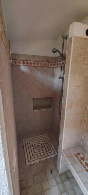 Dusche, Haartrockner, Bidet, Handtücher