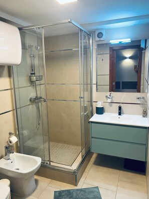Ensemble douche/baignoire, sèche-cheveux, serviettes fournies