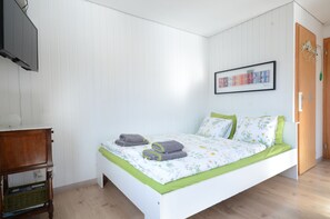 1 habitación, tabla de planchar con plancha y cuna de viaje 