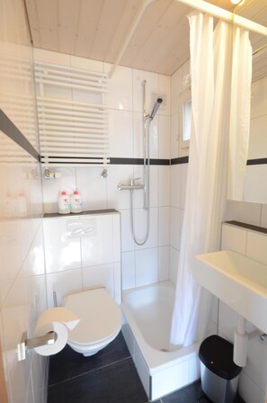 Shower, hair dryer, towels, toilet paper - River front studio apartment.  Private balcony with fantastic views.  Romantic! (Ringgenberg)