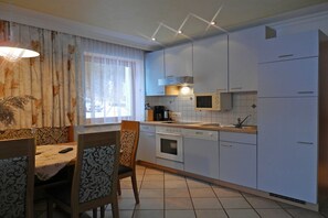 Kühlschrank, Mikrowelle, Ofen, Geschirrspüler