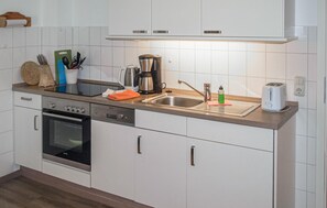 Kühlschrank, Mikrowelle, Ofen, Herdplatte