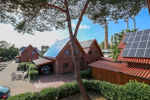 A residential area with brick houses, solar panels, and a garage. - Suite Friedhelm 9a UR with terrace (SO) - Usedom Suites 09***, beach 100 m (Karlshagen)