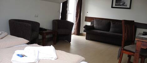 1 slaapkamer, een kluis op de kamer, een bureau, wifi