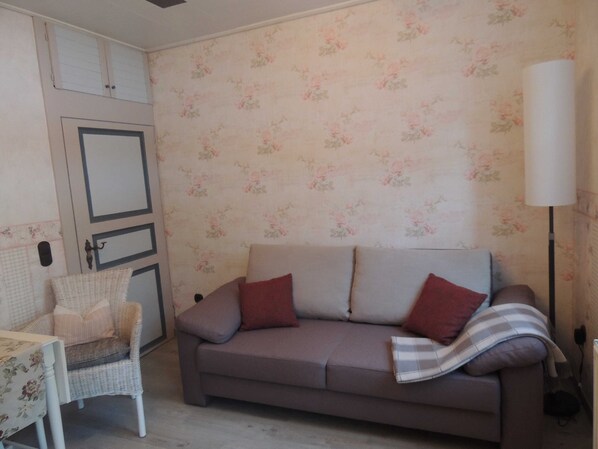 Unclassified image, 1 of 7, button