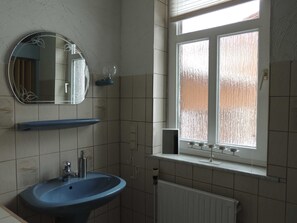 Dusche, Haartrockner, Handtücher, Toilettenpapier