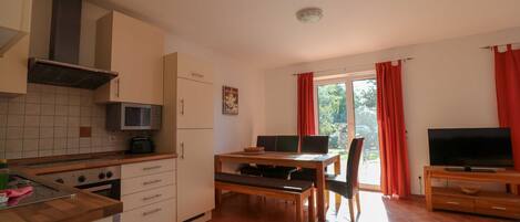 Kjøleskap, mikrobølgeovn, ovn og oppvaskmaskin