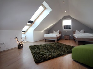 3 bedrooms, travel crib, WiFi