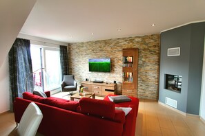 Fernseher, Kamin, Bücher