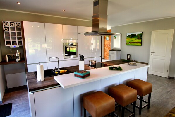 Jääkaappi, mikroaaltouuni, uuni, astianpesukone