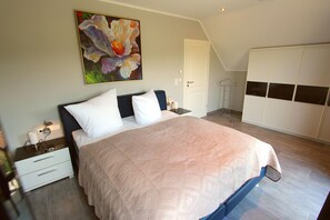 3 Schlafzimmer, Zimmersafe, Schreibtisch, Reisekinderbett