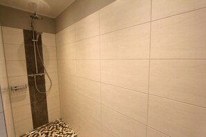 Dusche, Haartrockner, Toilettenpapier