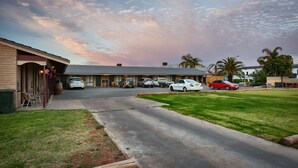 Unclassified image, 4 of 39, button - The Argent Motel (Broken Hill)