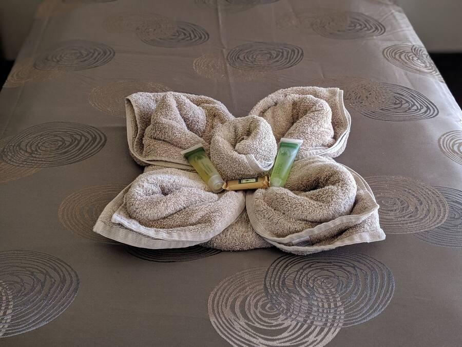 Habitación con 2 camas individuales | 1 habitación, escritorio, tabla de planchar con plancha y wifi gratis