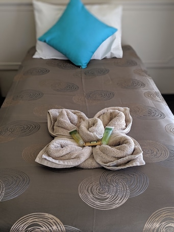 Quarto duplo | 1 quarto, escrivaninha, ferros/tábuas de passar roupa, Wi-Fi de cortesia. The Argent Motel