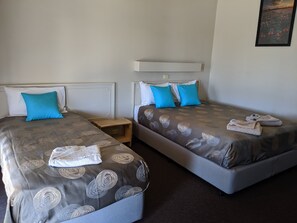 Chambre, Plusieurs lits | 1 chambre, bureau, fer et planche à repasser, accès au Wi-Fi (inclus)