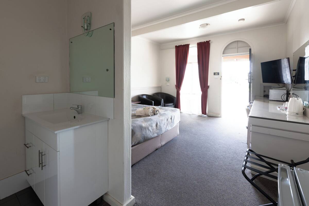 1 bedroom, desk, iron/ironing board, free WiFi