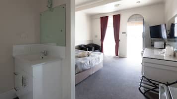 1 bedroom, desk, iron/ironing board, free WiFi