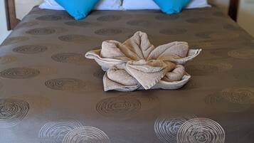 Habitación, 1 cama de matrimonio | 1 dormitorio, escritorio, tabla de planchar con plancha y wifi gratis