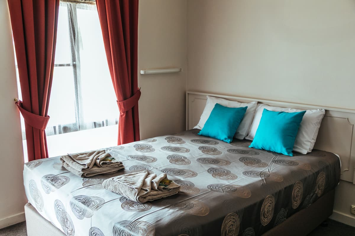 Room, 1 Katil Ratu (Queen) | 1 bilik tidur, meja, seterika/papan seterika, Wi-fi percuma